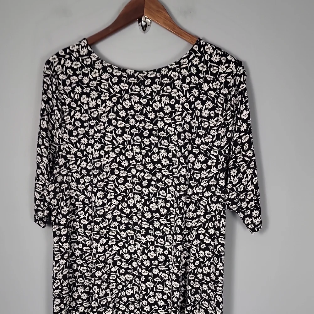 Old Navy Relaxed Black and White 3/4 Sleeve Dress - Picture 7 of 7